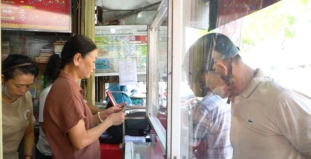 Bà Chủ U70 Tại Chợ Đông Ba Và Khát Khao Bán Vé Trúng Jackpot Vietlott